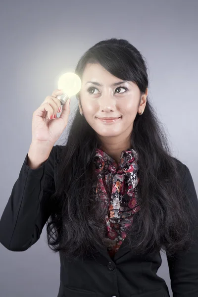 有吸引力的商业女人持有一个灯泡 — 图库照片