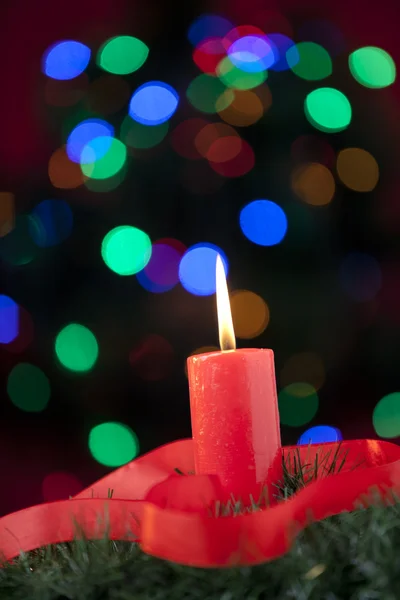 Candela di Natale con sfondo luci colorate — Foto Stock