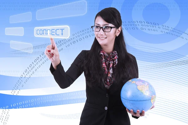 Asiatische Geschäftsfrau mit binärem Code-Hintergrund — Stockfoto