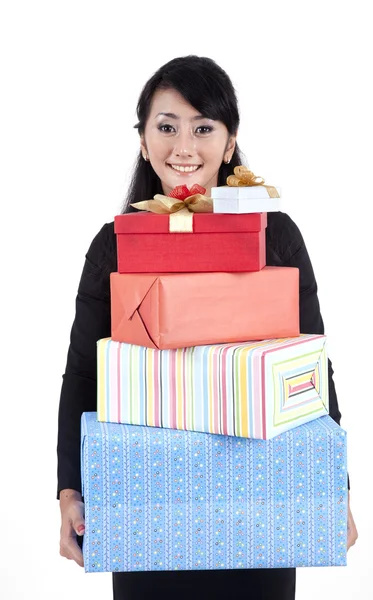 Mulher em terno de negócios com presentes de Natal — Fotografia de Stock