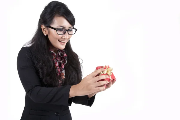 Pretty Asian Businesswoman opening a gift — Stock Photo, Image