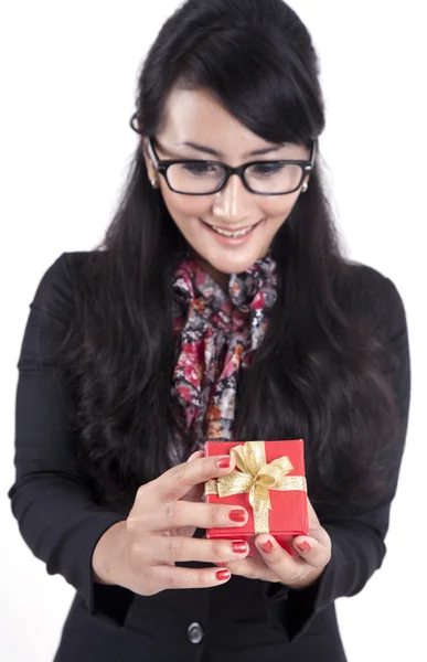 Ganska asiatiska affärskvinna öppnar en gåva — Stockfoto