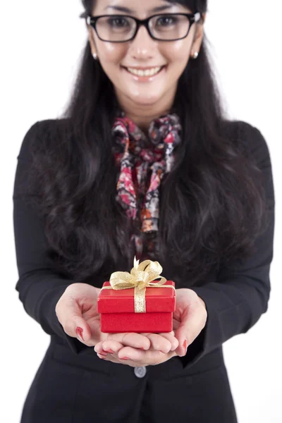 Empresária com uma caixa de presente de Natal na mão — Fotografia de Stock