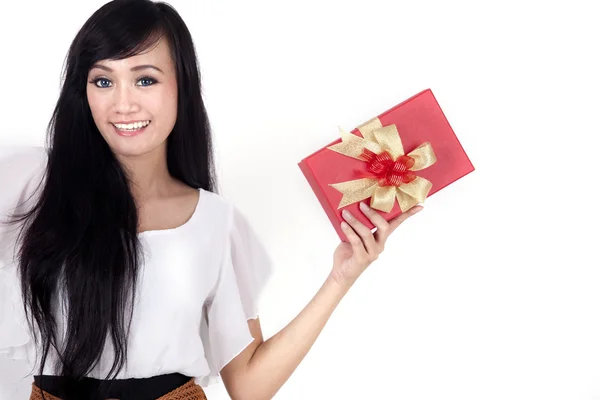 Vrouw met een kleine geschenkverpakking — Stockfoto