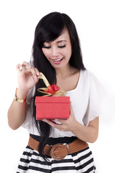 Atractiva mujer abrir un regalo — Foto de Stock