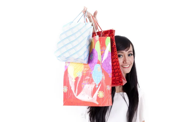 Uśmiechający się chowając się za jej torby na zakupy — Zdjęcie stockowe