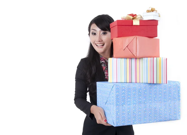 Affärskvinna med en förvånad gåvor — Stockfoto