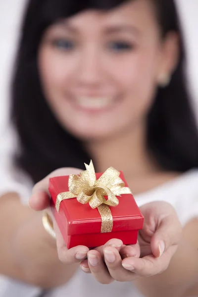 Kobieta oferuje prezent — Zdjęcie stockowe