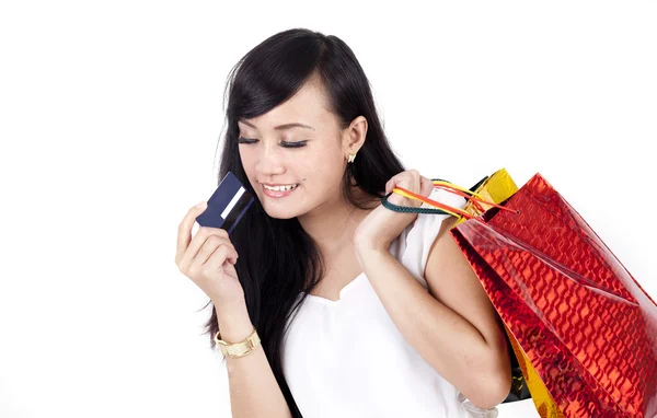 Ασιατική γυναίκα με τσάντα για ψώνια και μια πιστωτική κάρτα — Φωτογραφία Αρχείου