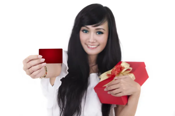 Woman with christmas present and a blank card — Stock Photo, Image