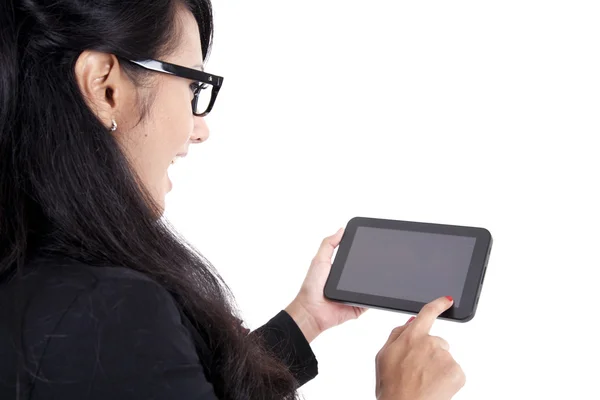 Donna d'affari entusiasta con il suo tablet del computer — Foto Stock