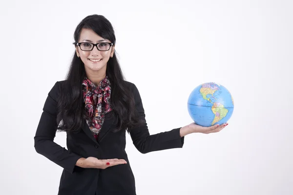 Mujer de negocios inteligente con un globo — Foto de Stock