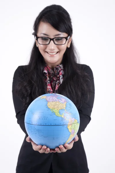 Slimme zakelijke vrouw met een globe — Stockfoto
