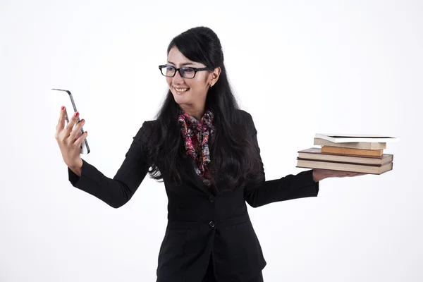 Femme d'affaires tenant un livre et une tablette numérique — Photo