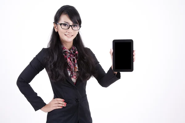 Geschäftsfrau mit digitalem Tablet auf weißem Hintergrund — Stockfoto