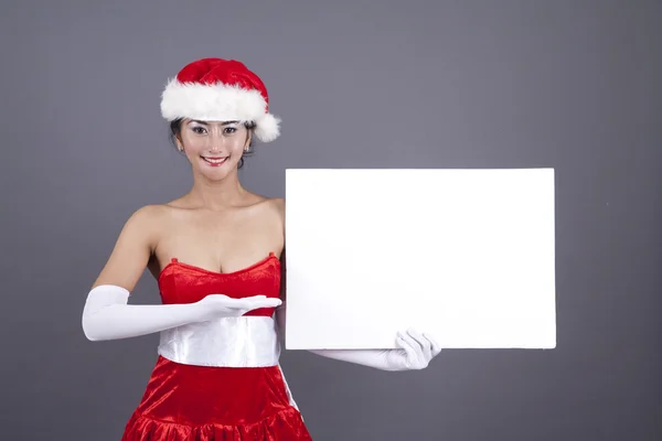 Азиатка в рождественском костюме с пустым знаком — стоковое фото