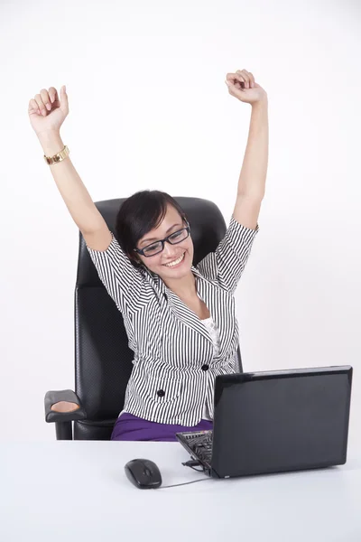 Glad affärskvinna med sin laptop — Stockfoto