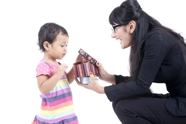 Trabalhando mãe dá um presente para sua filha — Fotografia de Stock