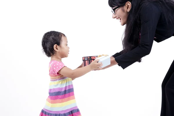 Mujer de negocios con cajas de regalo para su hija — Foto de Stock