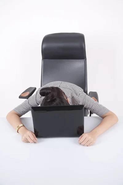 Mulher de negócios exausta dorme em — Fotografia de Stock
