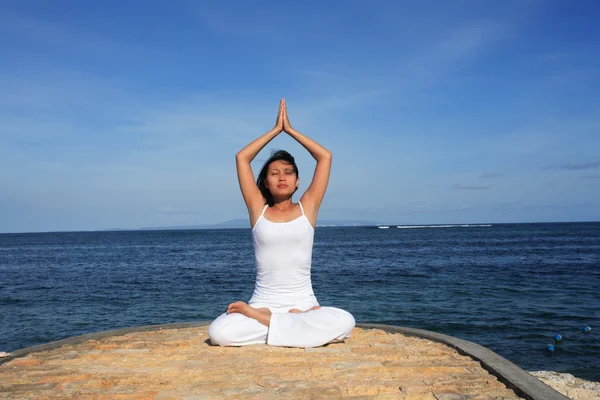 Yoga door zee — Stockfoto