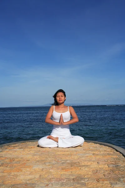 Yoga auf See — Stockfoto