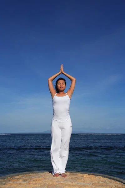 Yoga auf See — Stockfoto