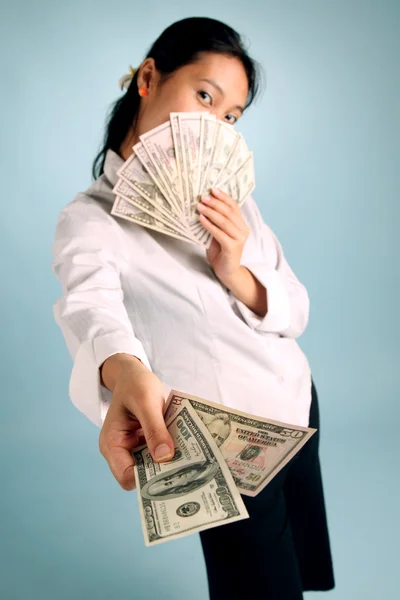 Kvinna med pengar — Stockfoto