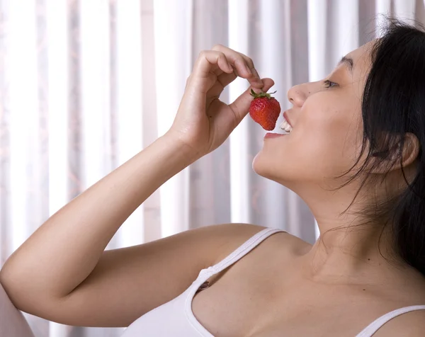 Женщина ест клубнику — стоковое фото