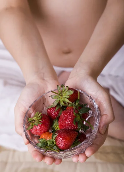 Femme mangeant des fraises — Photo