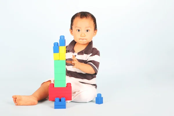 Kleinkind spielt Block — Stockfoto