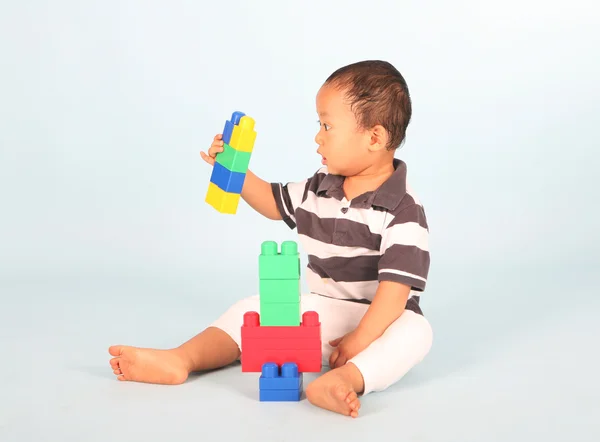 Niño juega bloque —  Fotos de Stock