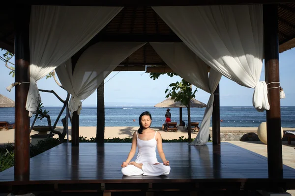 Yoga im Pavillon — Stockfoto
