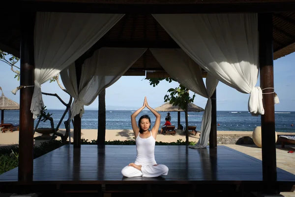 Yoga in een gazebo — Stockfoto