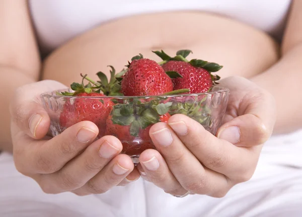 Kvinna som äter jordgubbar — Stockfoto