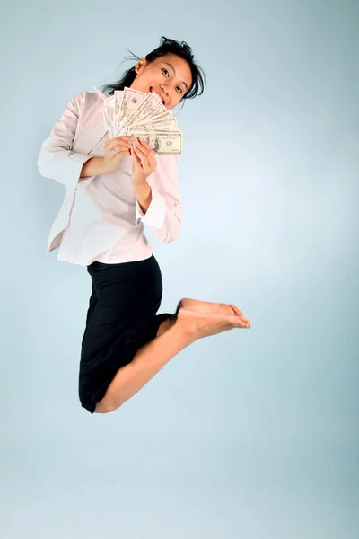 Женщина с денежным прыжком — стоковое фото