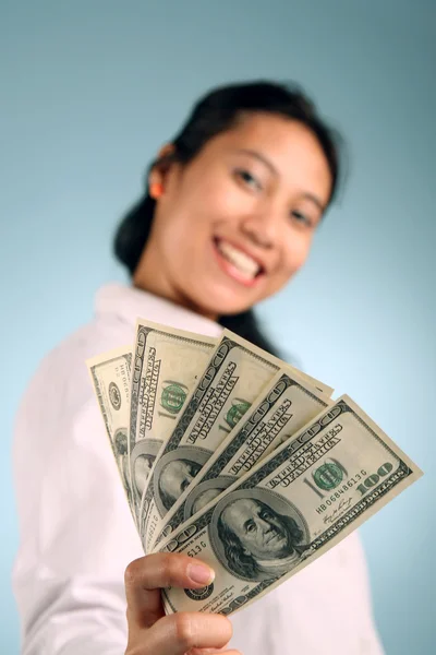 Vrouw met geld — Stockfoto