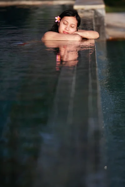 Kobieta na basenie — Zdjęcie stockowe