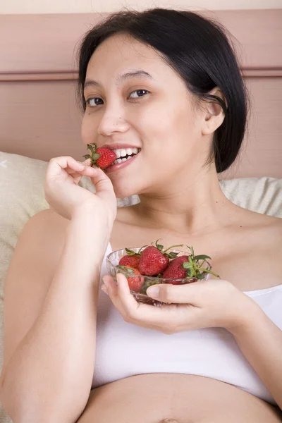 딸기를 먹는 여자 — 스톡 사진