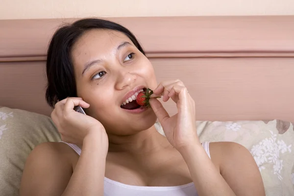 Vrouw die aardbeien eet — Stockfoto
