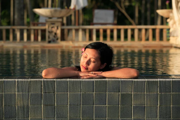 Woman at Swimming Pool — Stock Photo, Image