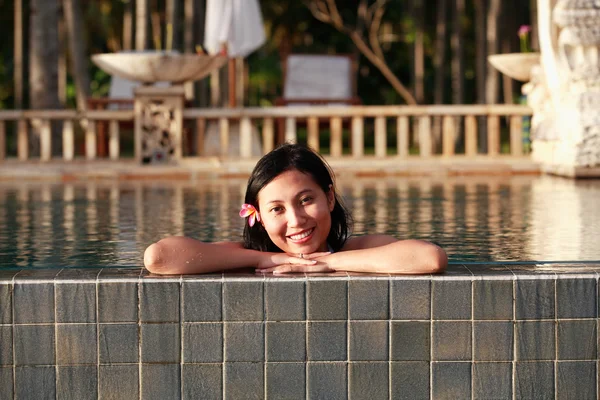 Yüzme havuzunda Asyalı kadın — Stok fotoğraf