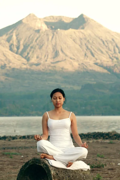 Donna che medita — Foto Stock