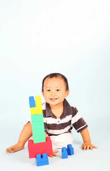 Niño juega bloque —  Fotos de Stock