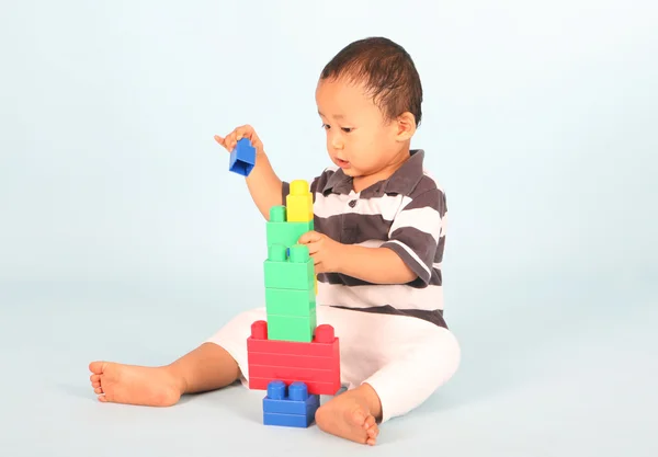 Kleinkind spielt Block — Stockfoto