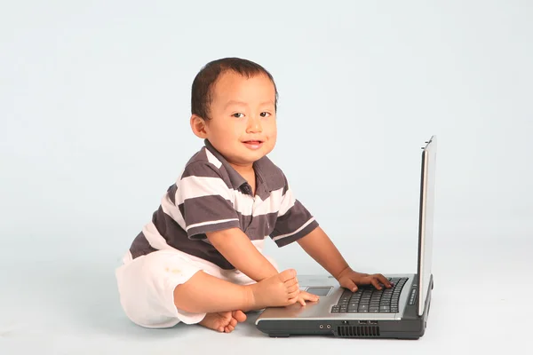 Υπνηλία μικρών παιδιών, χρησιμοποιώντας ένα φορητό υπολογιστή — Φωτογραφία Αρχείου