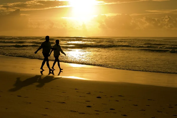 Silhouette egy pár a strandon — Stock Fotó