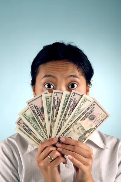 Mujer conmocionada con dinero — Foto de Stock