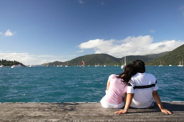 Romántica pareja asiática en la playa — Foto de Stock