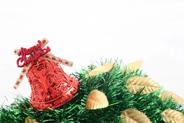 Κόκκινο Χριστουγεννιάτικο κουδούνι & χρυσά φύλλα — Φωτογραφία Αρχείου